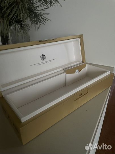 Бутылка Луи Родерер, от шампанского Cristal