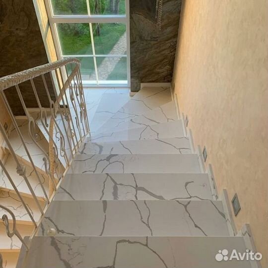 Лестница из камня кварцевый агломерат