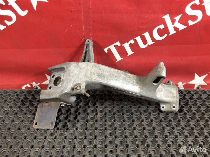 Кронштейн переднего бампера левый