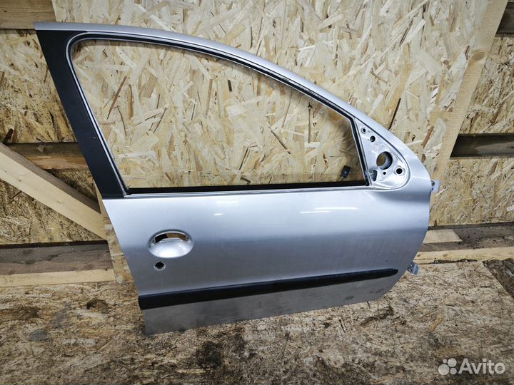 Дверь передняя правая Peugeot 206