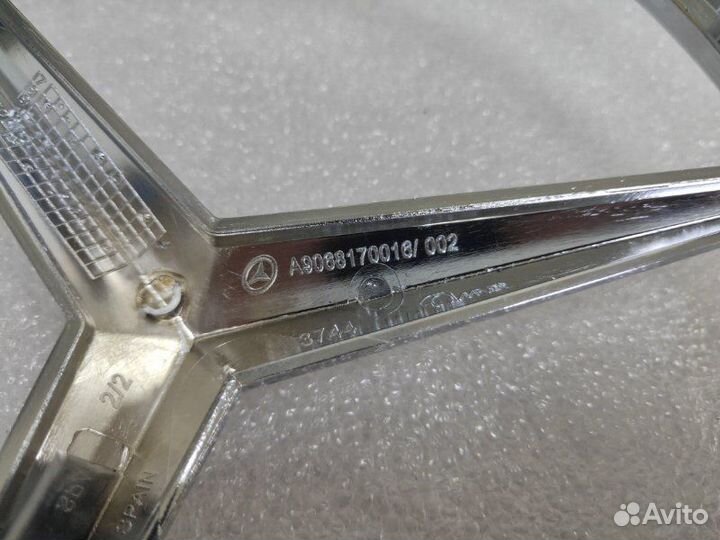 Эмблема в решетку радиатора Mercedes-Benz Sprinter