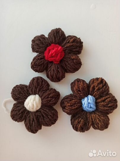 Цветок ромашка вязаная для украшения