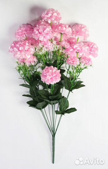 Искусственные цветы на кладбище