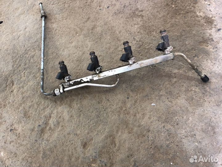 Топливная рампа с форсунками на 21127 мотор