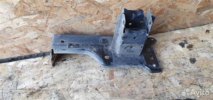 Кронштейн усилителя переднего бампера левый Opel