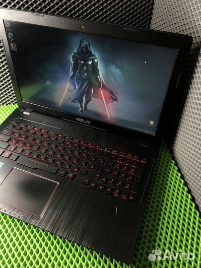 Ноутбук игровой asus i5 7300/8Gb/240SSD+1Tb/GTX 10