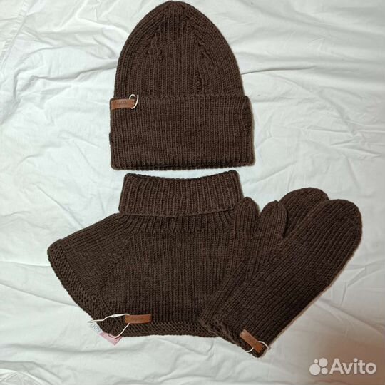 Комплект шапка, манишка, варежки ручной работы