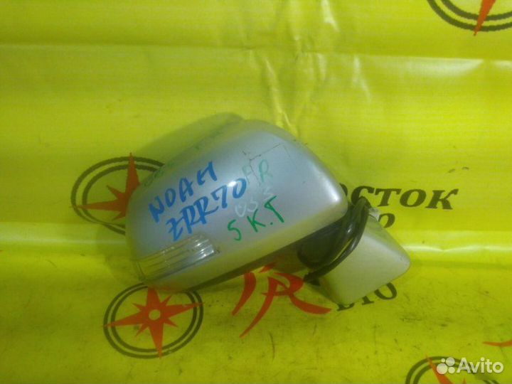 Зеркало правое Toyota Noah ZRR70