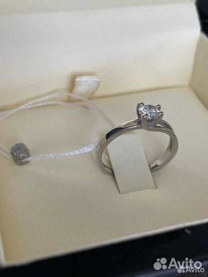 Новое кольцо с бриллиантом эпл