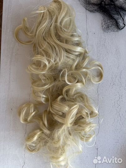 Волосы на заколках блонд