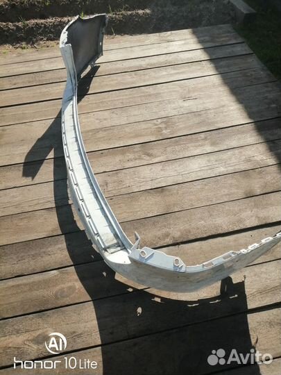 Продаю задний бампер белого цвета от Туарега 2011г