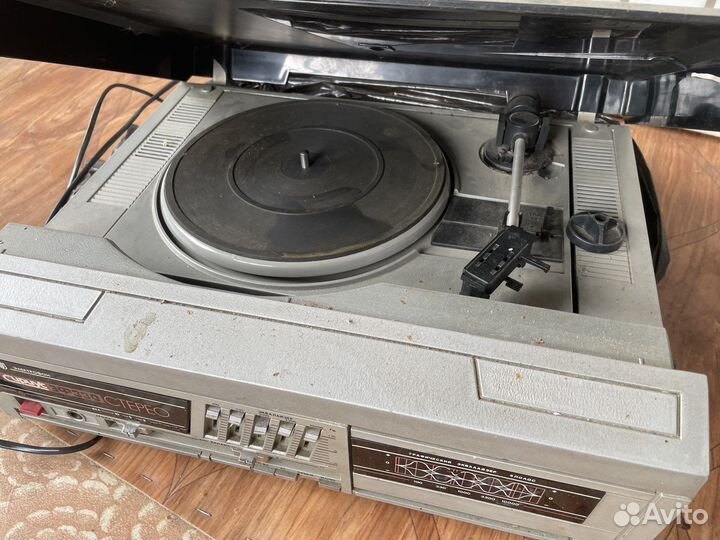 Виниловый проигрыватель СССР с колонками
