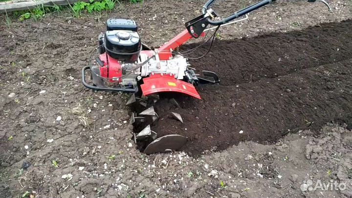 Вспашка земли мотоблоком