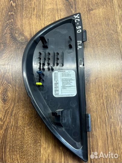 Накладка на торпедо передняя левая Volvo Xc90
