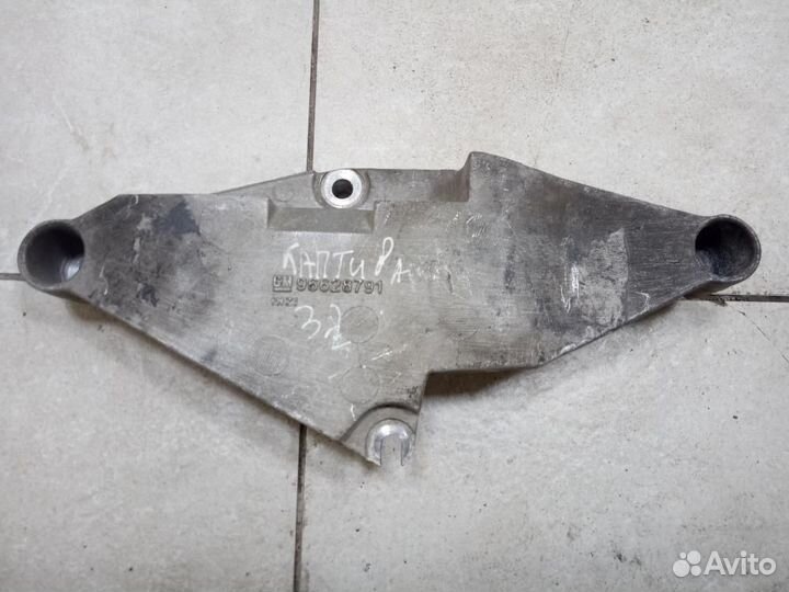 Кронштейн опоры двигателя Chevrolet Captiva I (200