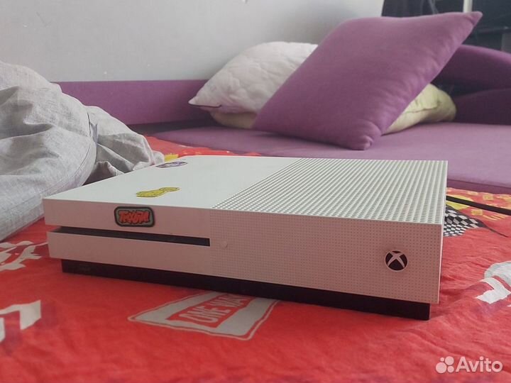 Xbox One s 1tb 2 геймпада