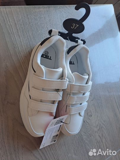 Кроссовки женские