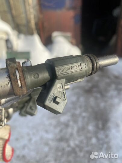 Топливная рампа с форсунками VAG 06B133681