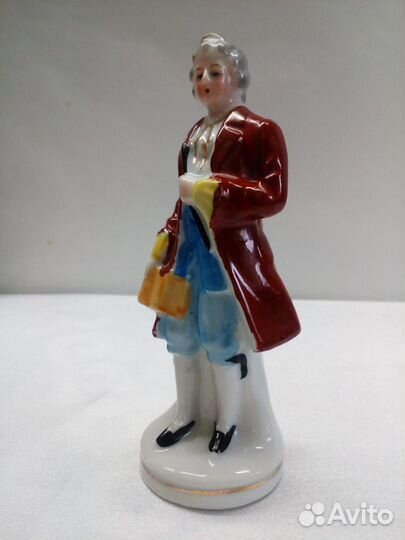 Фарфоровая статуэтка