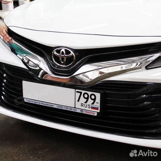Хром накладка вокруг эмблемы на Тойота Камри V70