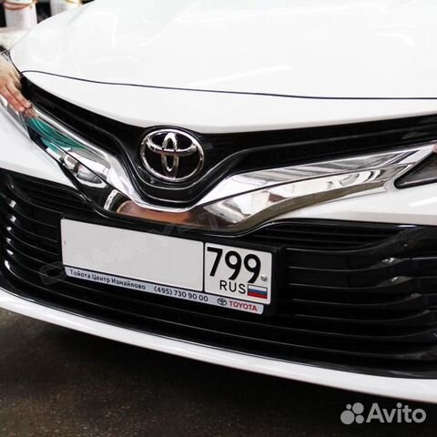 Хром накладка вокруг эмблемы на Тойота Камри V70