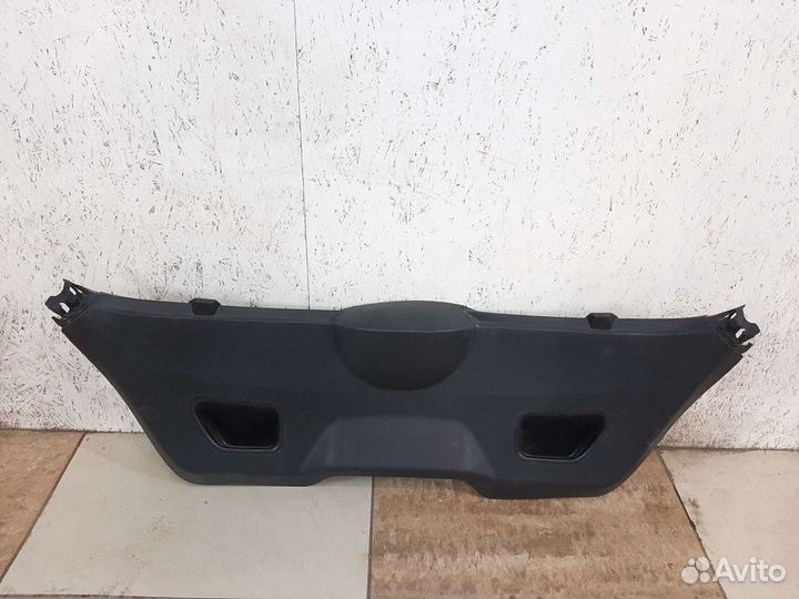 Пластик крышки багажника Пежо 207 рестайлинг