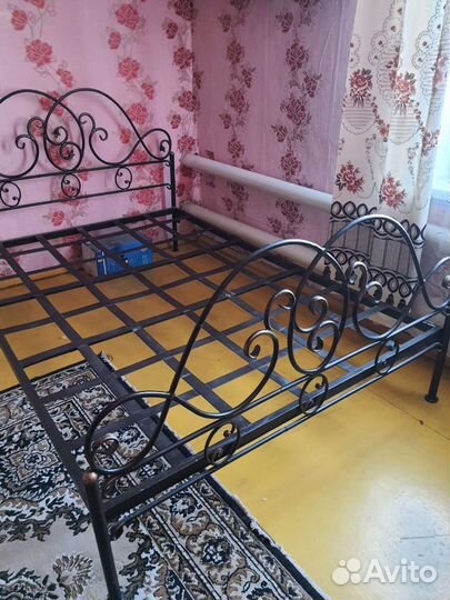 Кровать, журнальный столик