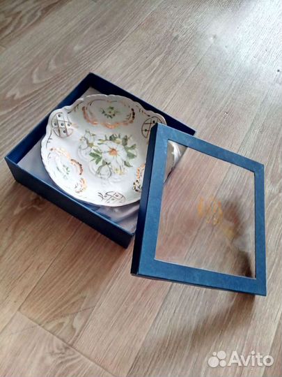 Фарфоровое блюдо на ножках новое