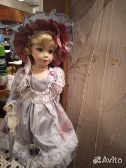 Кукла фарфоровая