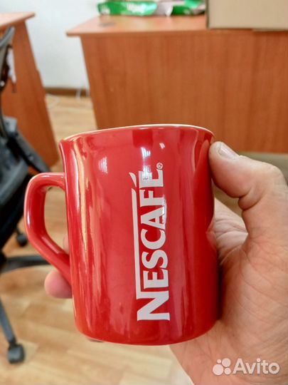 Красная кружка nescafe