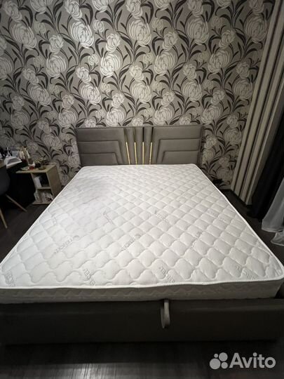 Кровать с молдингом