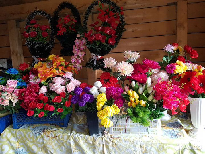 Искусственые цветы, корзинки, венки