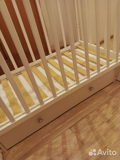 Детская кровать с маятником