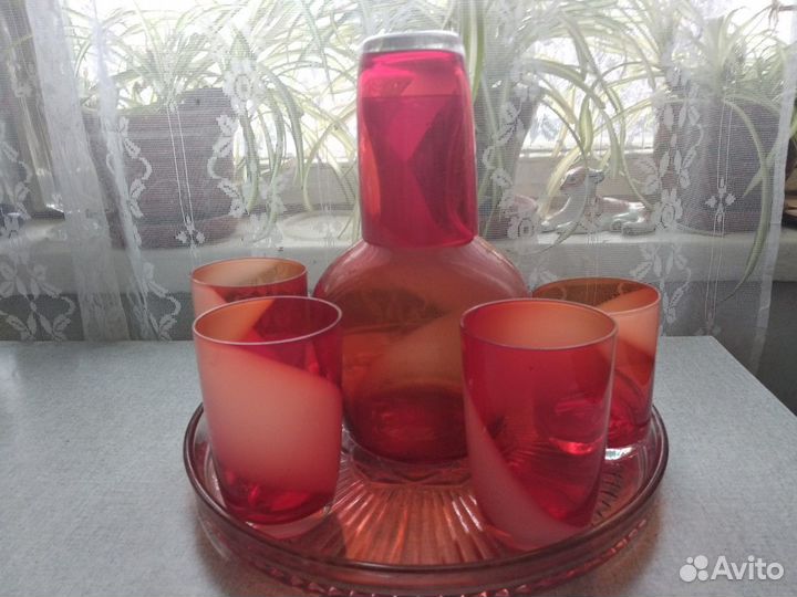 Кувшин со стаканами на подносе