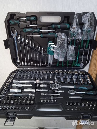 Инструмент в кейсе 142 предмета