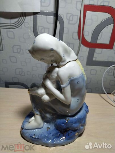 Фарфоровая статуэтка 