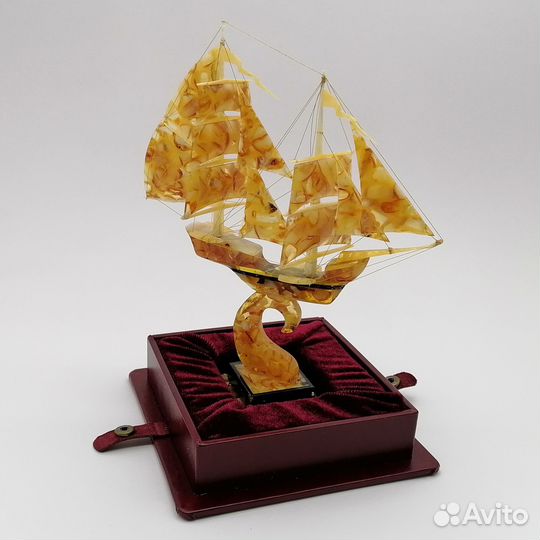 Кораблик янтарный сувенир парусник