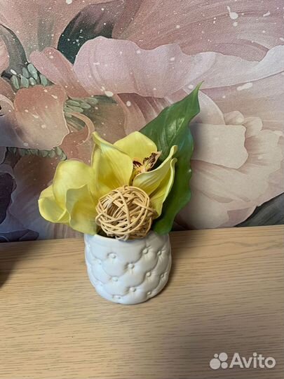 Орхидея в вазе