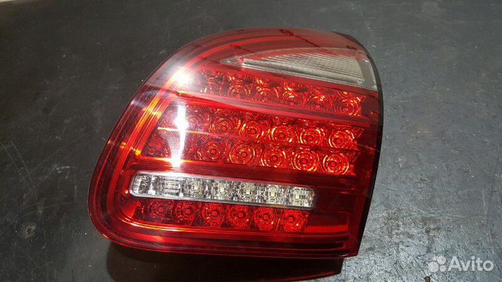 Фонарь крышки багажника правый Porsche Cayenne 958