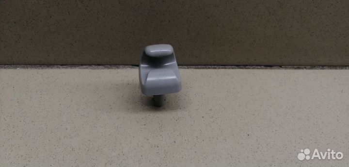 Крючок солнцезащитного козырька Hi Lux 2015