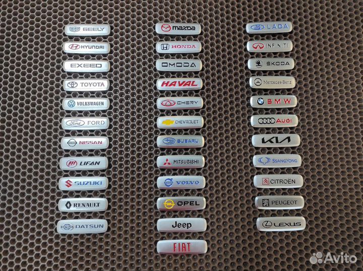 Шильдик с автологотипом