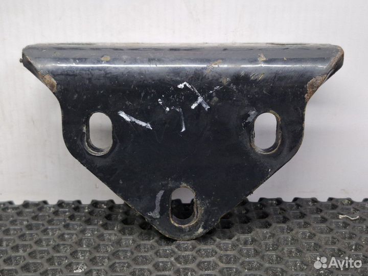 81416140035 Кронштейн переднего бампера