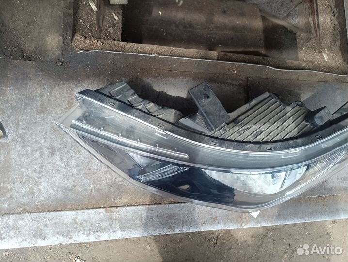 Фара левая Hyundai Solaris 2 92101h5500