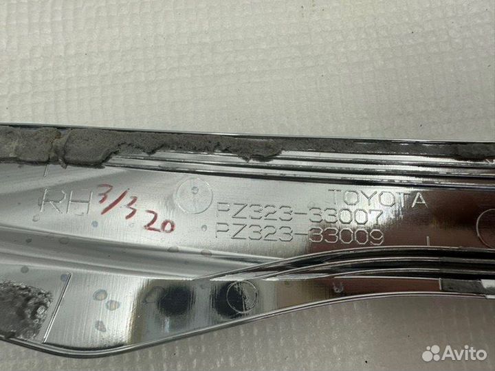Молдинг решетки радиатора передний правый Toyota