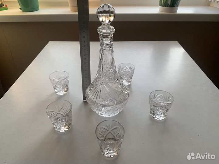 Хрустальный графин и стопки