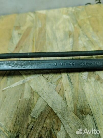 Поводок дворника передний левый Mercedes-Benz Vito