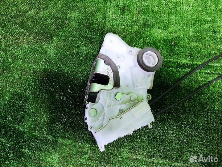 Замок двери передней левой Toyota Yaris P90 2010