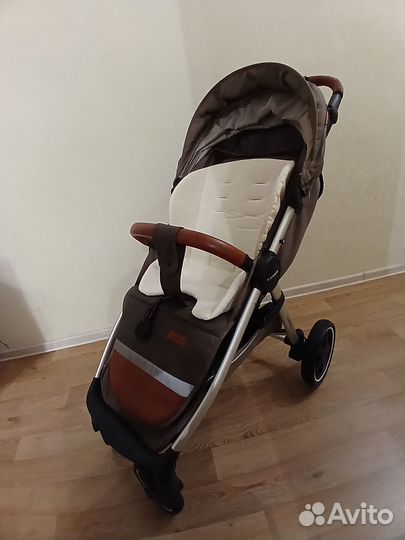 Прогулочная коляска всесезонная
