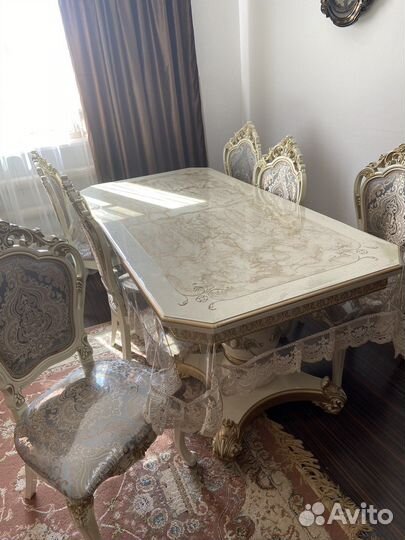 Стол со стульями