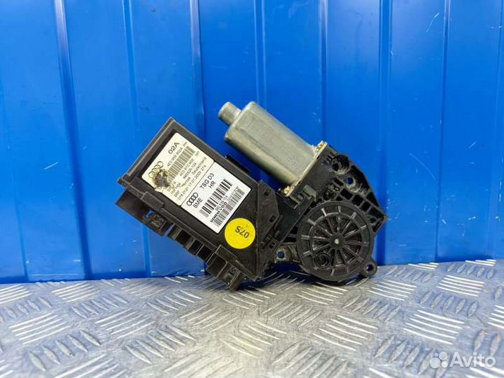 Моторчик стеклоподъемника задний правый Audi A8 D3